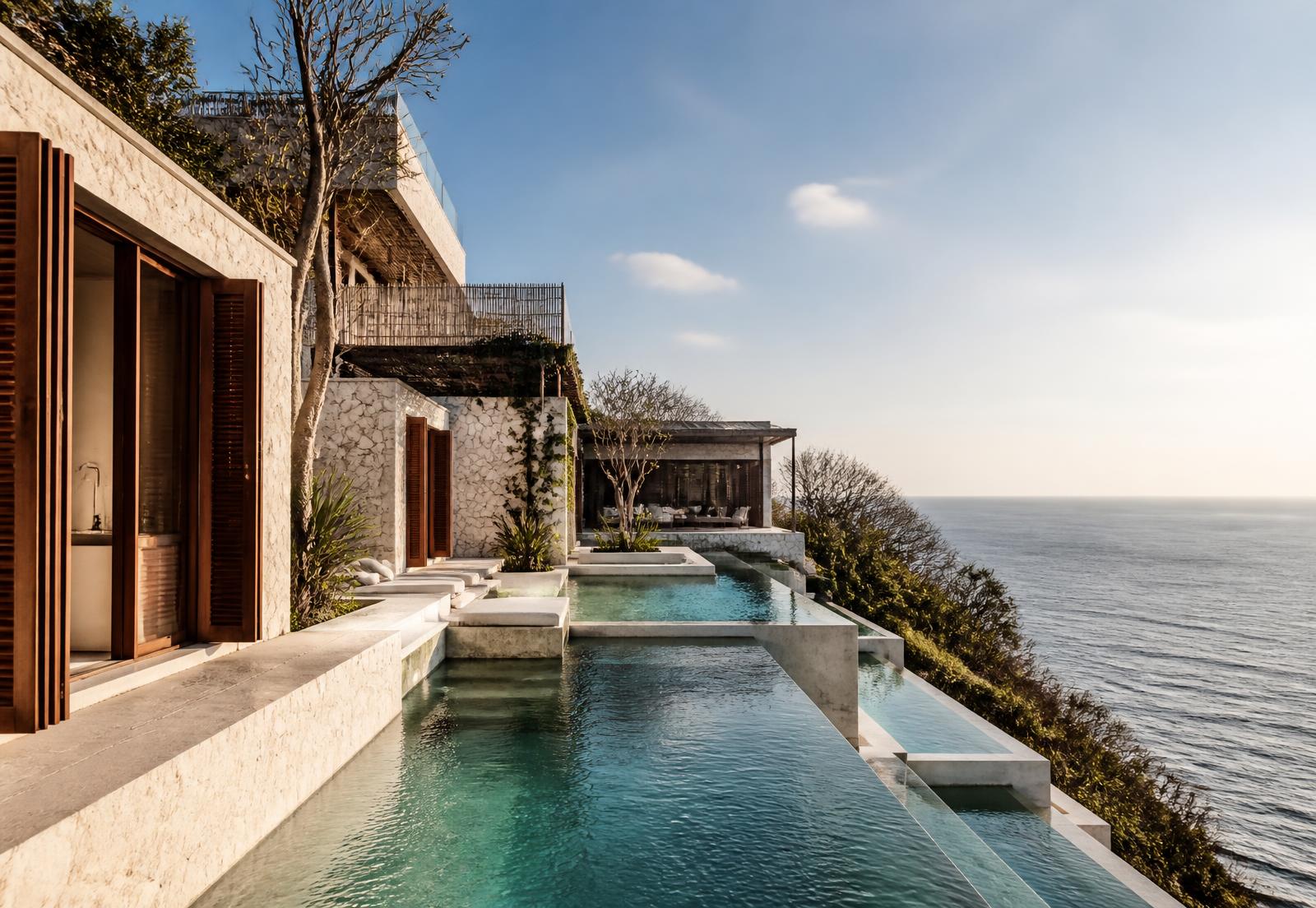 Premium villa in Uluwatu op een kalksteenklif met getrapt infinity zwembad en uitzicht over de oceaan
